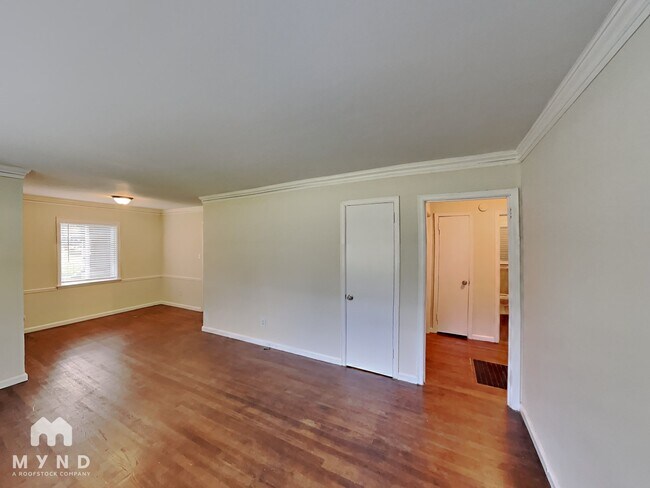 Photo - 742 Quaker St SW