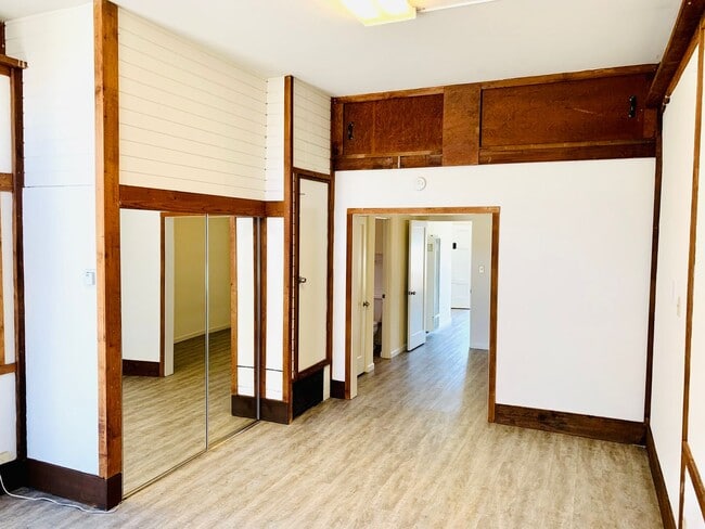 Building Photo - LIVE BY THE BEACH! 1BD/1BA OCEAN BEACH APARTMENT + PRIVATE GARAGE & LAUNDRY!!! Unit 5050 Cape May Ave