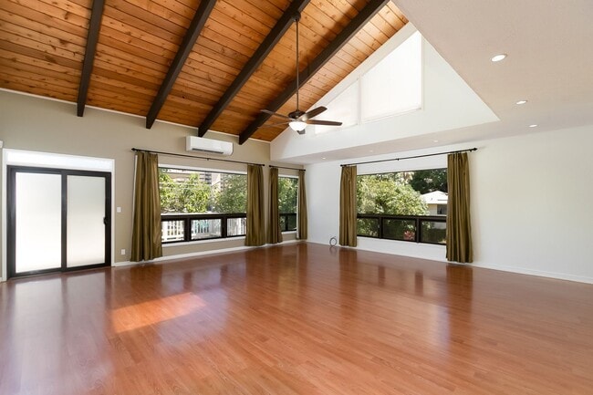 Photo - 3 Bedroom, 2.5 Bathroom Home with Photovol...