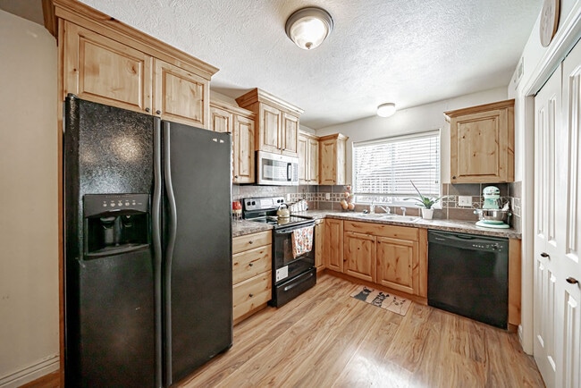 Photo - 586 Sunflower Rd