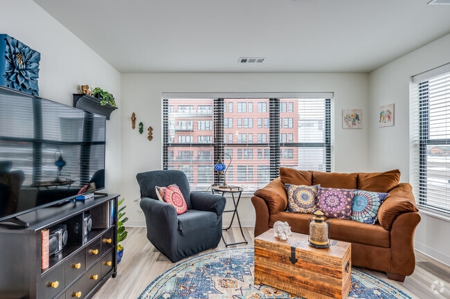 2BR, 2BA - 1,010SF