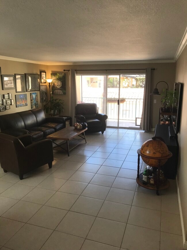 Living room, fresh paint and new baseboards throughout - 1335 Newport Ave Unidad 205