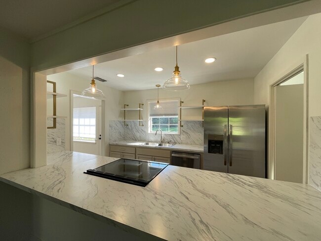 Photo - 15021 Hillview Rd