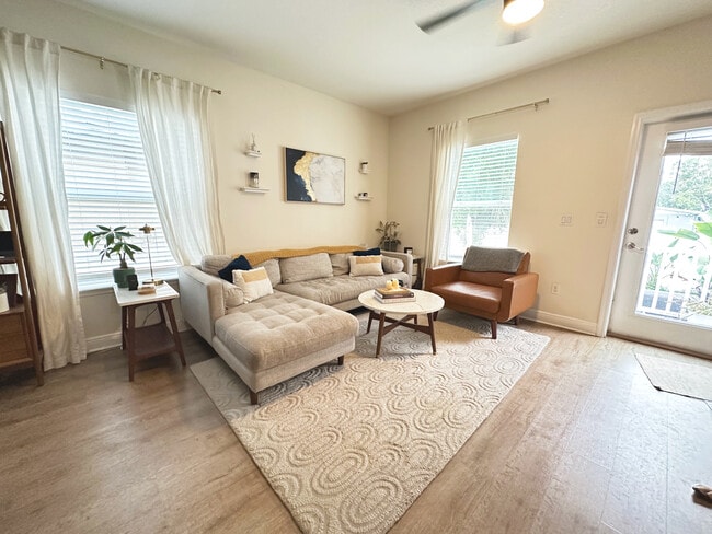 Photo - 1736 W Walnut St