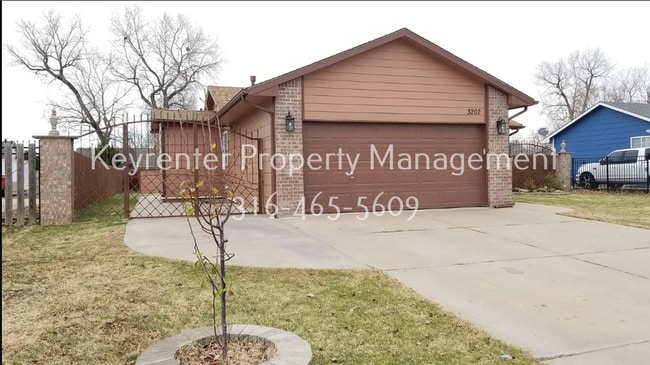 Building Photo - Spacious 4 Bedroom 2 Bathroom House