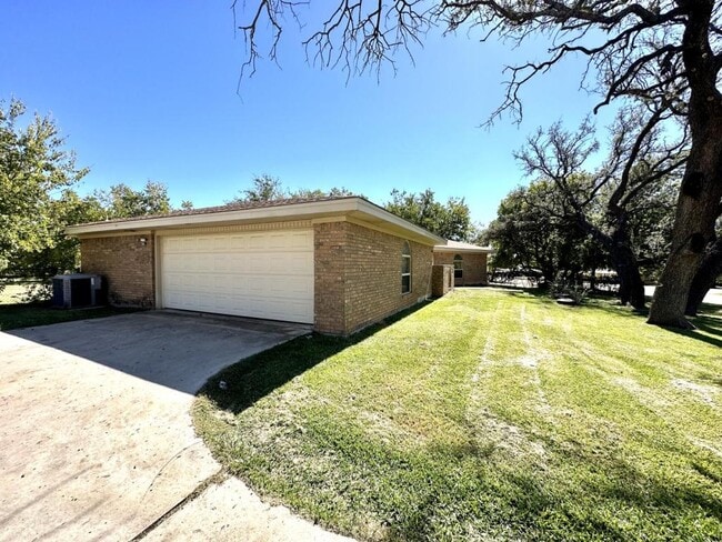 Photo - 710 Hutchings St