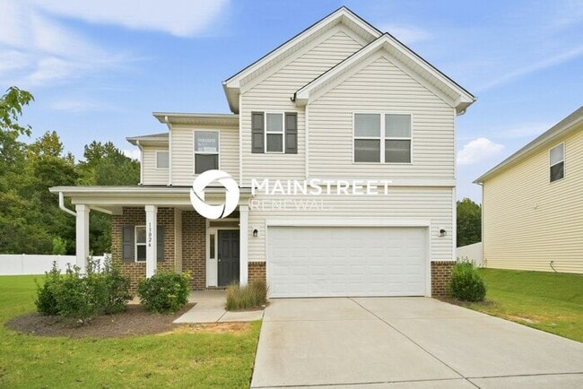 Building Photo - 4 Bedroom Pet-Friendly Home in Charlotte, NC with Main Street Renewal