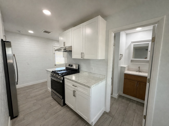 Building Photo - 2206 W Vista Ave Unit B