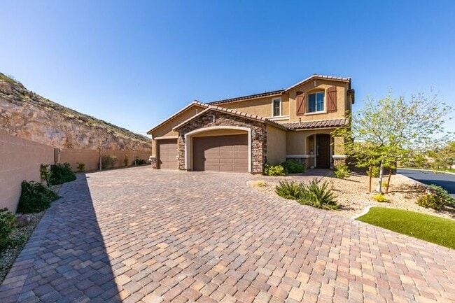 Building Photo - Beautiful Next-Gen Home with Private Entry Suite & Spacious Backyard * MOVE IN SPECIAL*