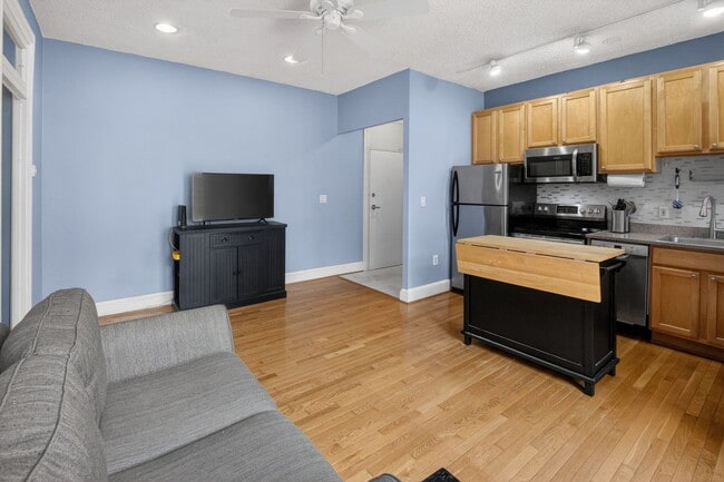 Photo - Sunny 1br with Balcony in Columbia Heights! Unidad 319