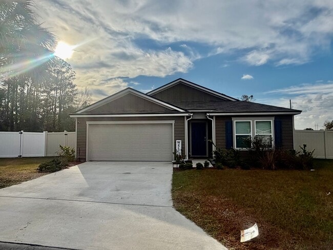 Building Photo - 4 Bed 2 Bath with HUGE Yard Available in March