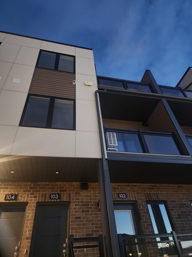 Photo - 940 St David St N