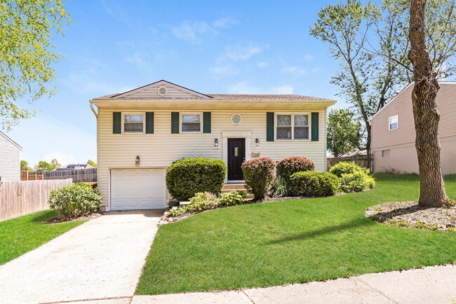 Building Photo - 913 N Arapaho St