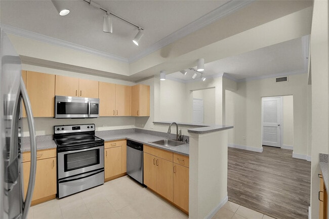 Building Photo - 533 NE 3rd Ave Unit 531