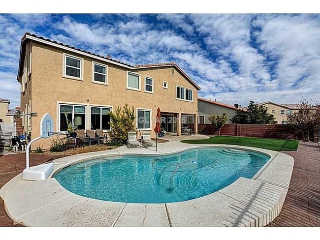 Building Photo - Stunning & Spacious Home with Park Views and Pool!