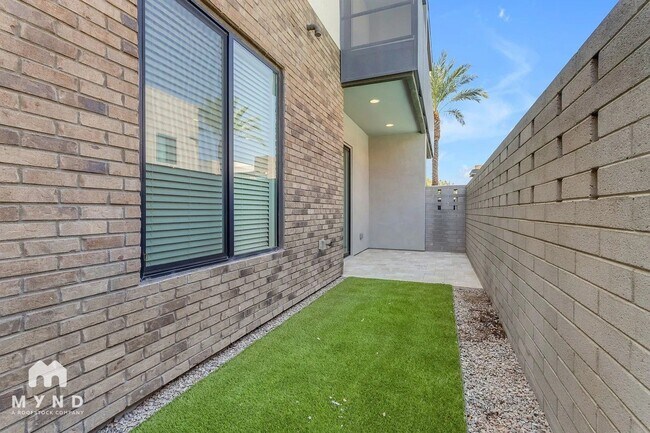 Photo - 901 S Smith Rd