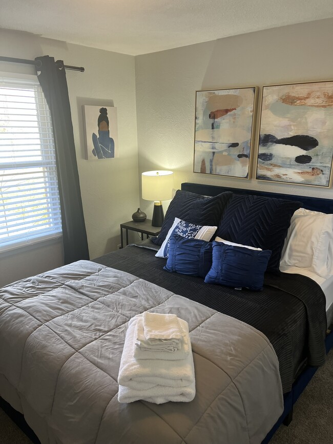 Fully furnished townhouse! Utilities and Wi-Fi included. Great for traveling professionals - 3038 Westfield Dr Townhome