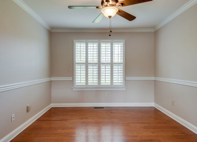 Photo - 176 London Ln