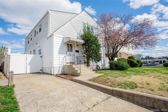 Photo - 193 Nassau Blvd