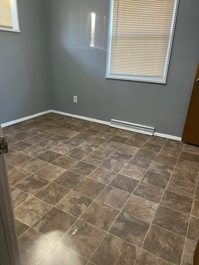 Photo - "Charming 3-Bed Sanctuary in St. Louis – Cozy Comfort Awaits on Ventura Drive!" We accept sectio...