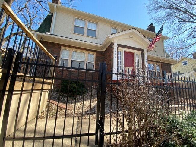 Building Photo - 2 Bedroom 2 bath Townhome in Davenport