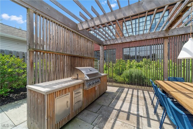 Building Photo - 2048 Fulton Rd Unit 207