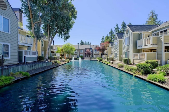 Building Photo - 215 Reflections Dr Unit 14