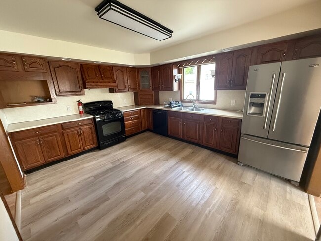 Building Photo - 119 E 11th St Unit 1 Rental
