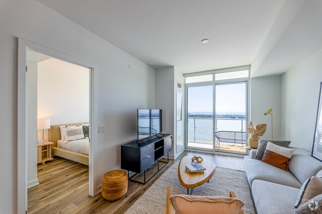 1BR+Den, 1BA - 638PC - 5249 Dundas Street W