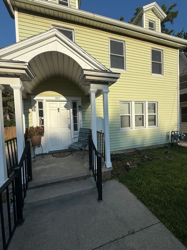 Building Photo - 362 Van Buren Ave Unit 2
