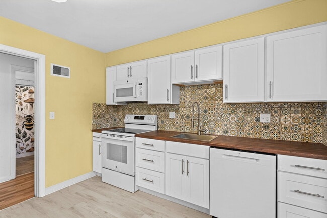 Photo - 305 Knoop Ln
