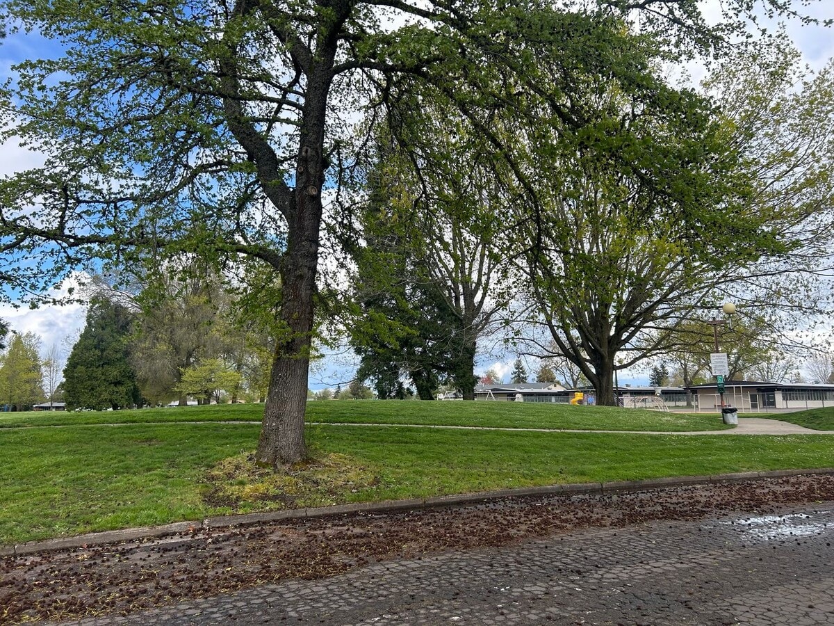 Photo - (905) Draper Apartments - 3 Bedroom / 1.5 Bath Duplex Unit 726