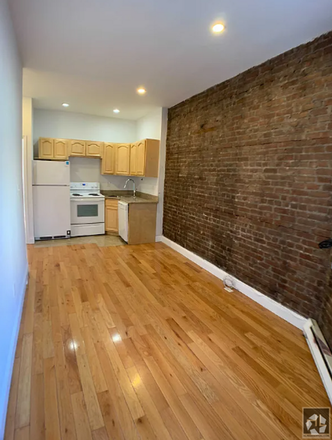 Building Photo - COZY AND SUNNY 3 BEDROOM ADELPHI STREET/FO... Unit 2L Rental