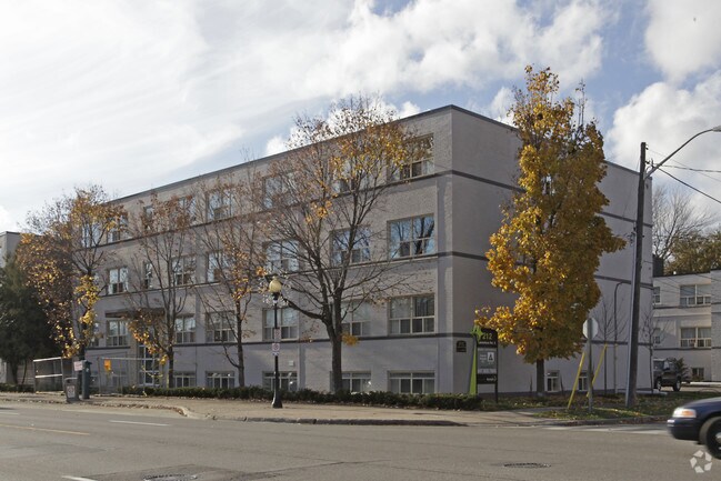 Photo - 206 Lakeshore Rd E