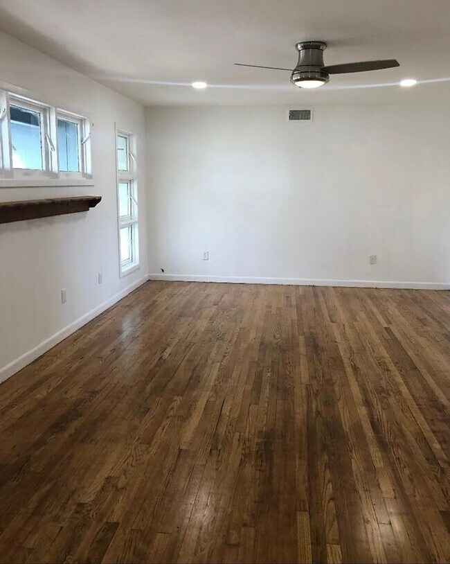 Building Photo - 3 bedroom 2 bathroom house in great location!