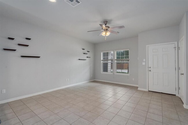 Photo - 207 Wainscot Oak Wy