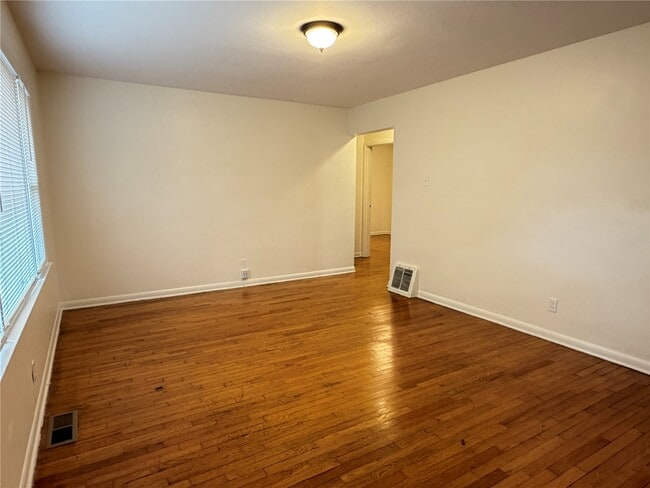 Photo - 1060 Loekes Dr