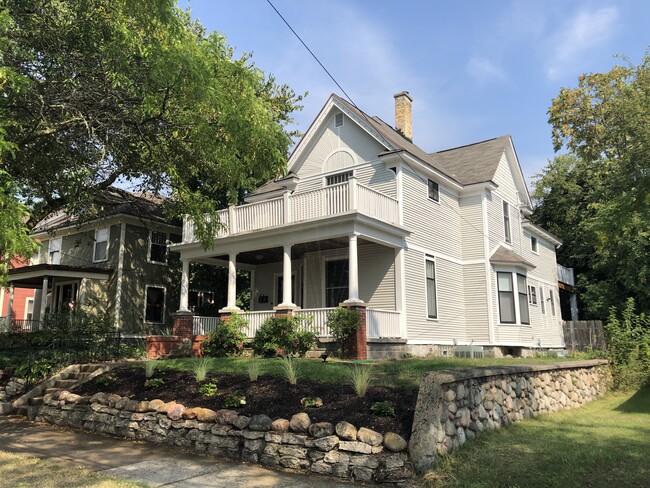 Photo - 552 Union St SE