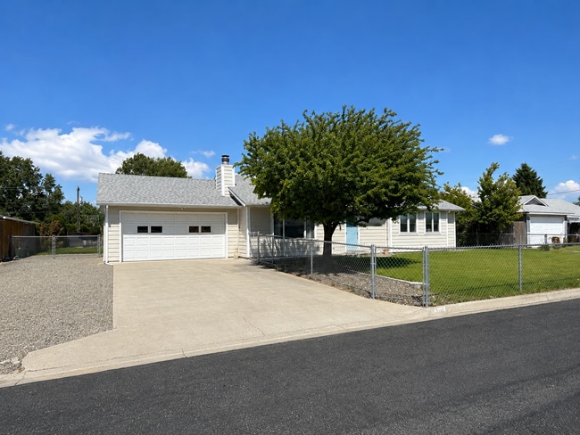 Building Photo - Spacious Kennewick Home with RV Parking & Incredible Outdoor Living!