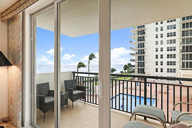 Building Photo - 1149 Hillsboro Mile Unit 310