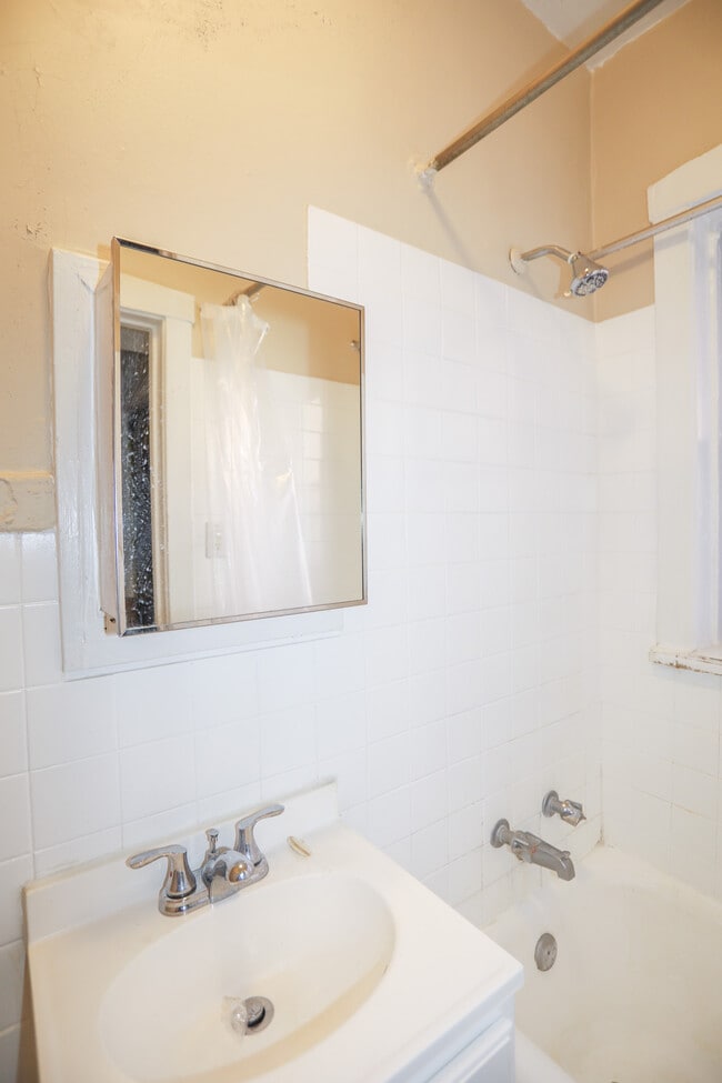 5410 S Harper Ave Unit 211