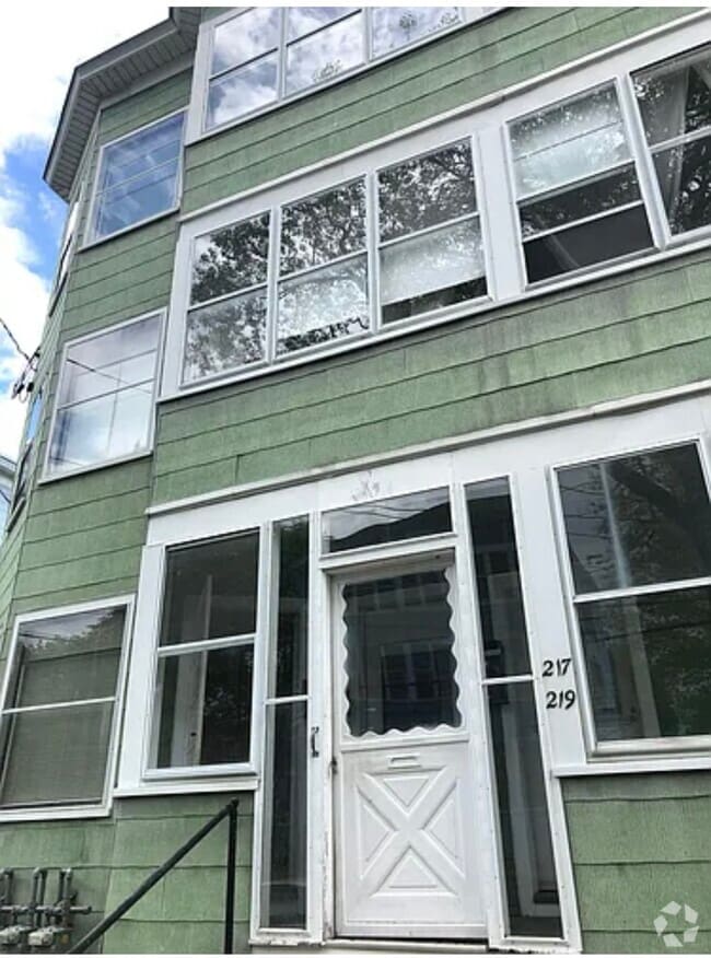 Building Photo - 217 Clarendon St Rental