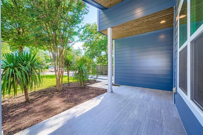 Photo - 405 W Croslin St