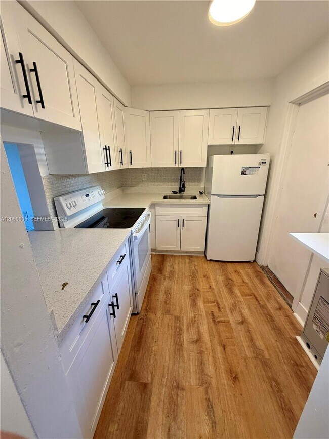 Building Photo - 20200 NE 27th Ct Unit 6