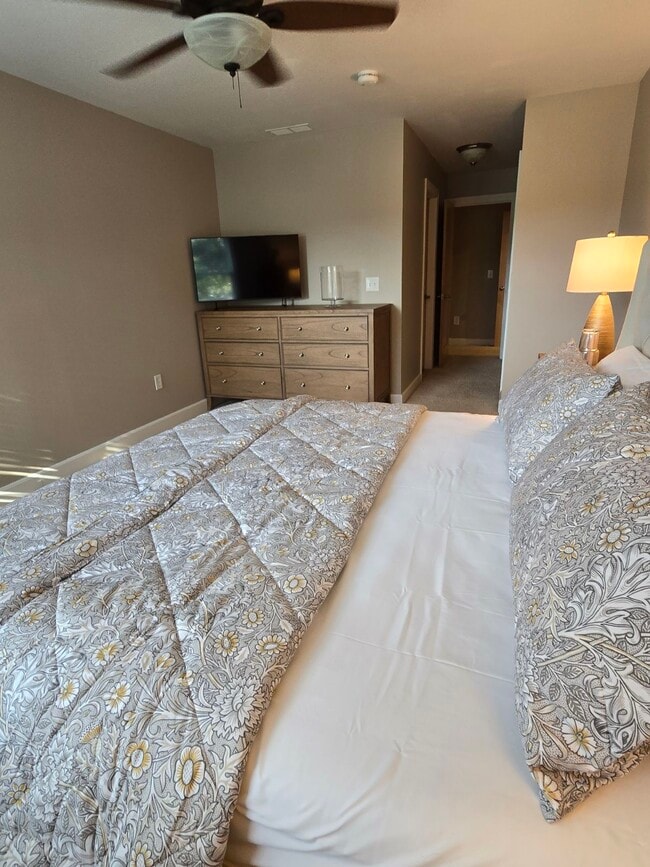 Habitación tranquila y acogedora con baño privado. - 5040 Postlewaite Rd