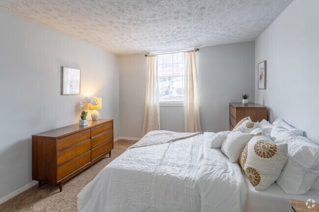 2BR, 1BA - 872 AF - Master Bedroom