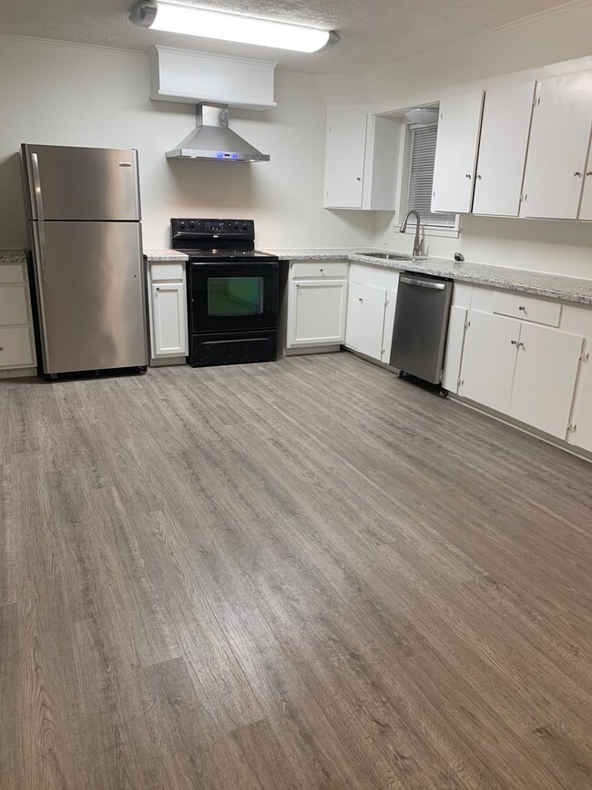 Photo - 930 Azalea St