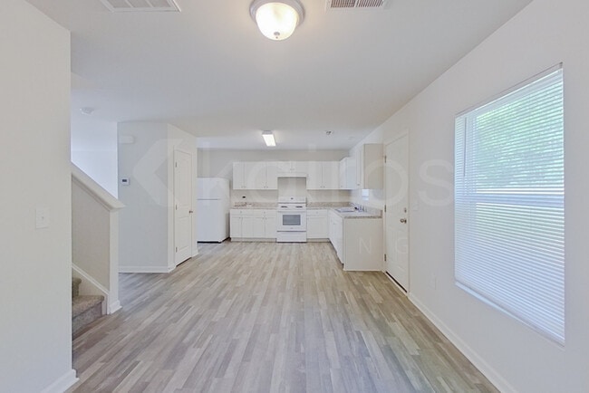 Photo - 137 Shamrock Dr SW