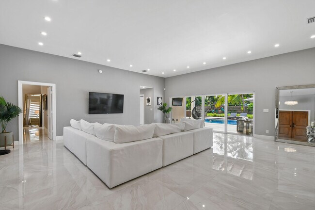 7101 W Lake Dr