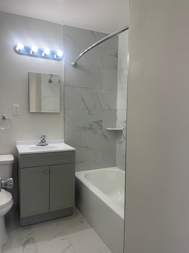 Full Bath - Skyview Apartments